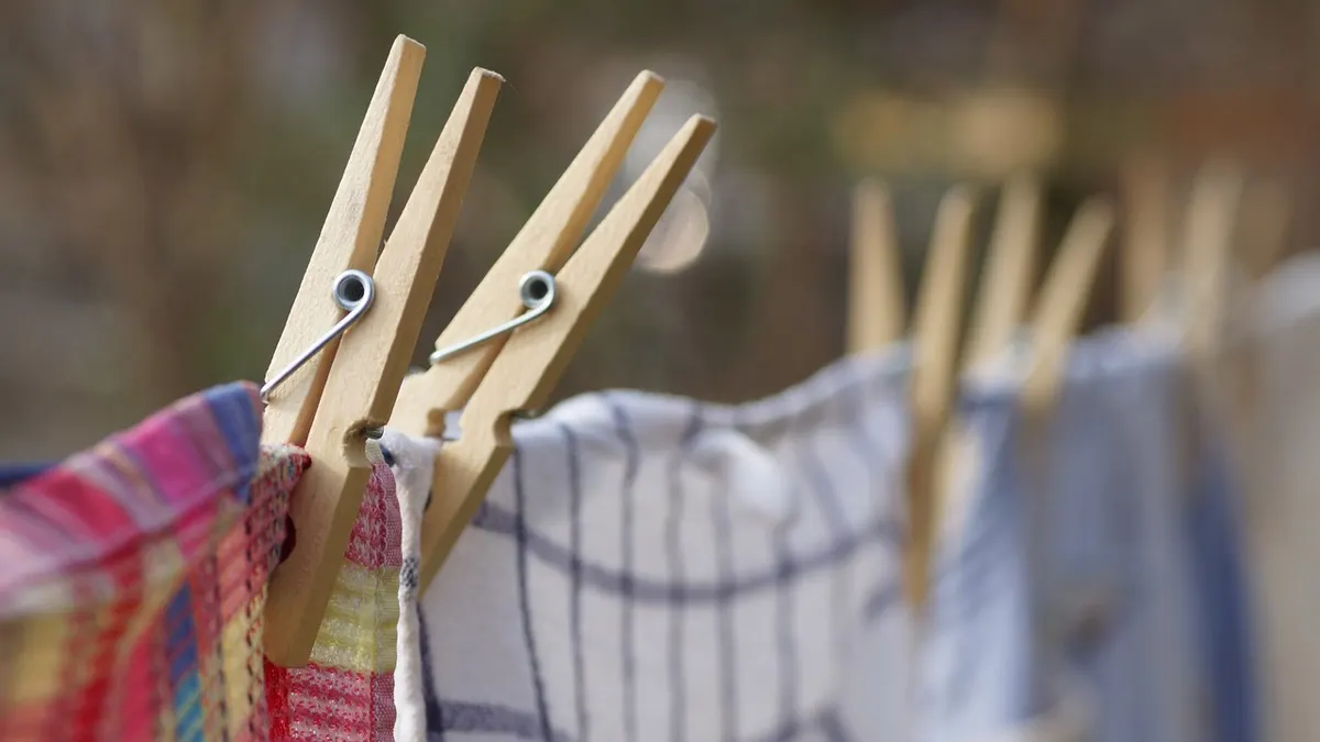 Toalhas coloridas penduradas com prendedores de roupa