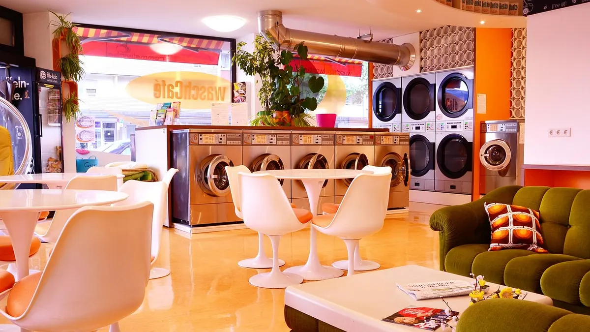 Lavanderia self-service com máquinas de lavar ao fundo
